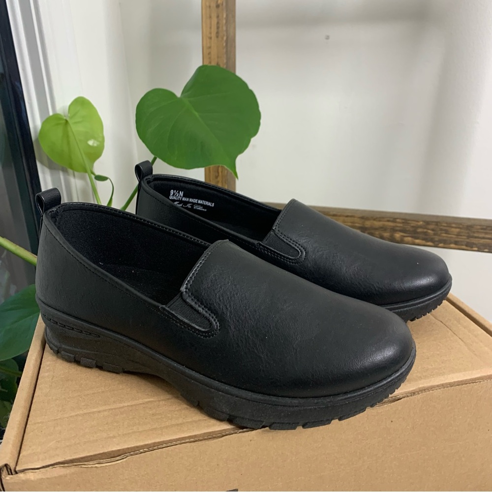 Easy Street Women's Juanita Flat Sneaker